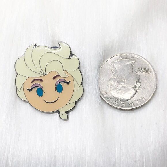🔮 5/$25 Disney Frozen Elsa‎ Smiling Emoji Pin - Picture 2 of 3